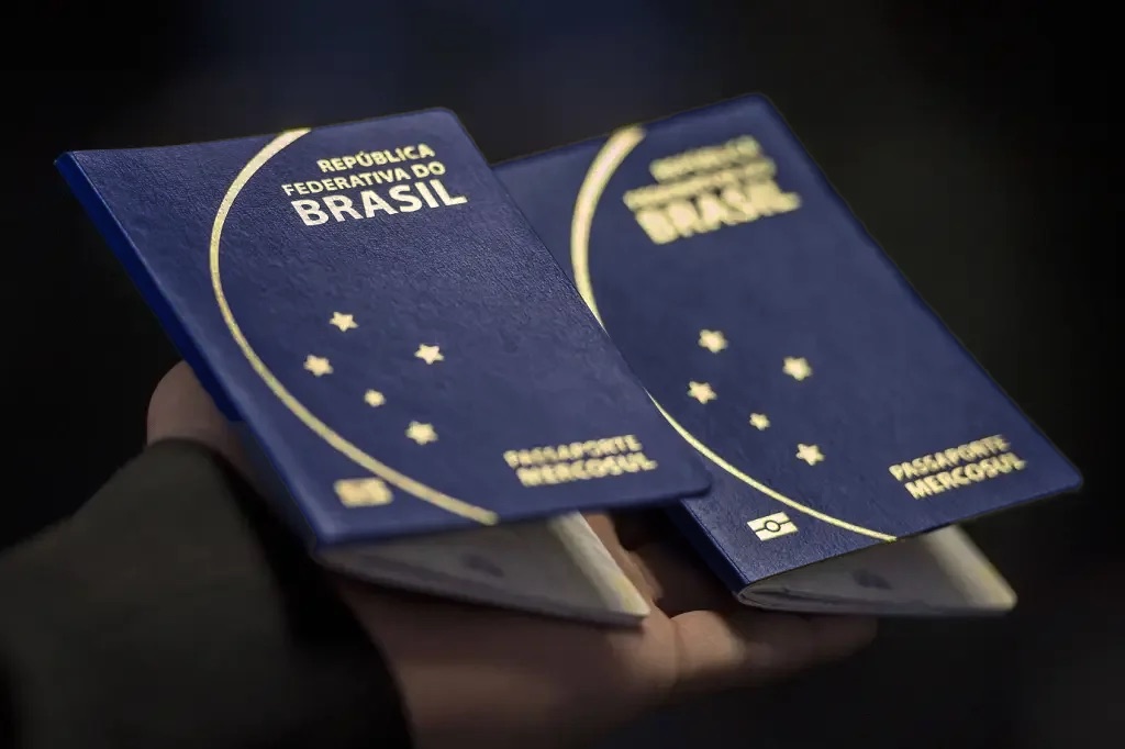 Passaporte brasileiro em mãos — o resultado da naturalização brasileira